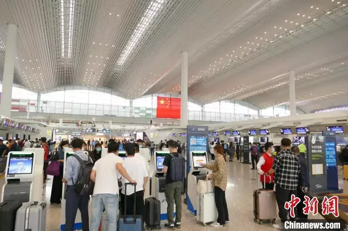 广州白云机场航班因疫情大面积取消