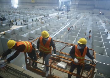 上海本轮本土感染逾13万例 援建方舱医院返辽人员中24人感染