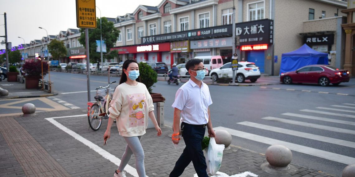 中国内地新增本土感染者逾2.7万例 上海本轮疫情感染者超20万例