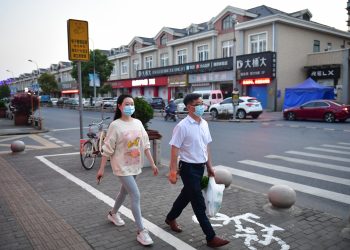 中国内地新增本土感染者逾2.7万例 上海本轮疫情感染者超20万例
