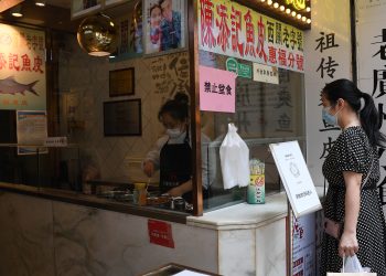 广州防疫措施升级：多区暂停堂食 文旅场所闭馆