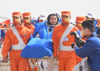 “神十三”航天员回家“感觉良好” 地球上“第一餐”吃面