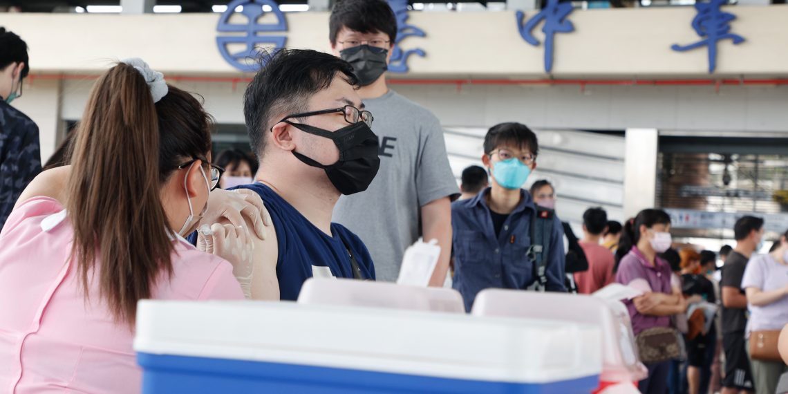 台湾单日新增本地病例持续破五千 居家隔离缩短至3天