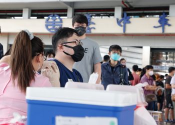 台湾单日新增本地病例持续破五千 居家隔离缩短至3天