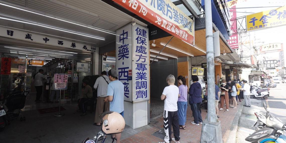 台湾单日新增本土病例破万