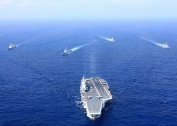 中国海军辽宁舰航母编队开展海上训练