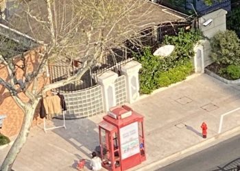 被赶走前，她在红色电话亭住了一个月 | 新世界