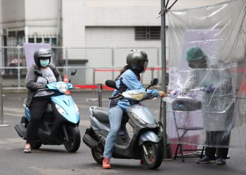 台湾新冠本土病例单日首破6万