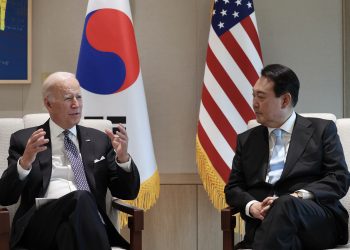 韩美领导人举行首脑会谈并发表联合声明