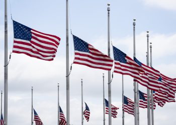 美国降半旗致哀百万新冠逝者　白宫称全美仍处大流行状态