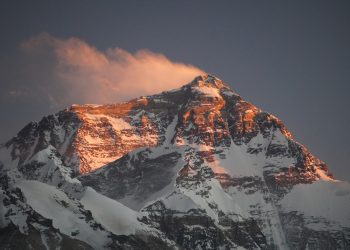 一英国登山者第16次登上珠峰