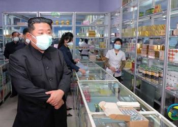 朝鲜官方2022年5月15日公布的领导人金正恩视察一家药店的情形。