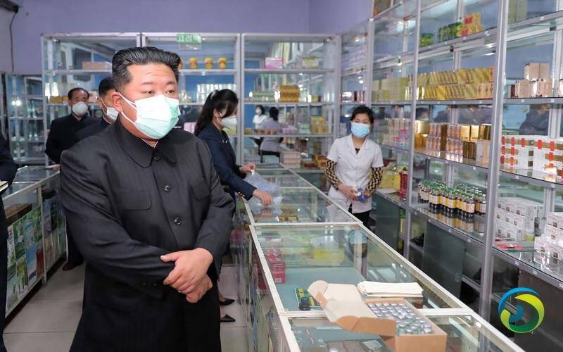 朝鲜官方2022年5月15日公布的领导人金正恩视察一家药店的情形。