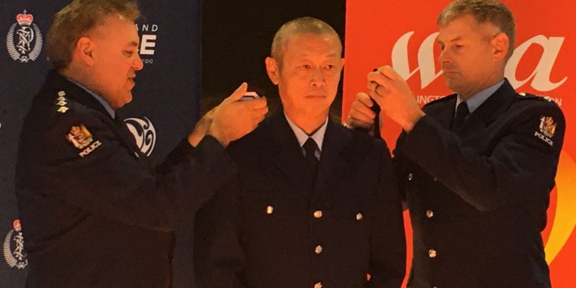 48岁从警,一干就是16年——惠灵顿警察局华裔警员朱音被授衔警长职位