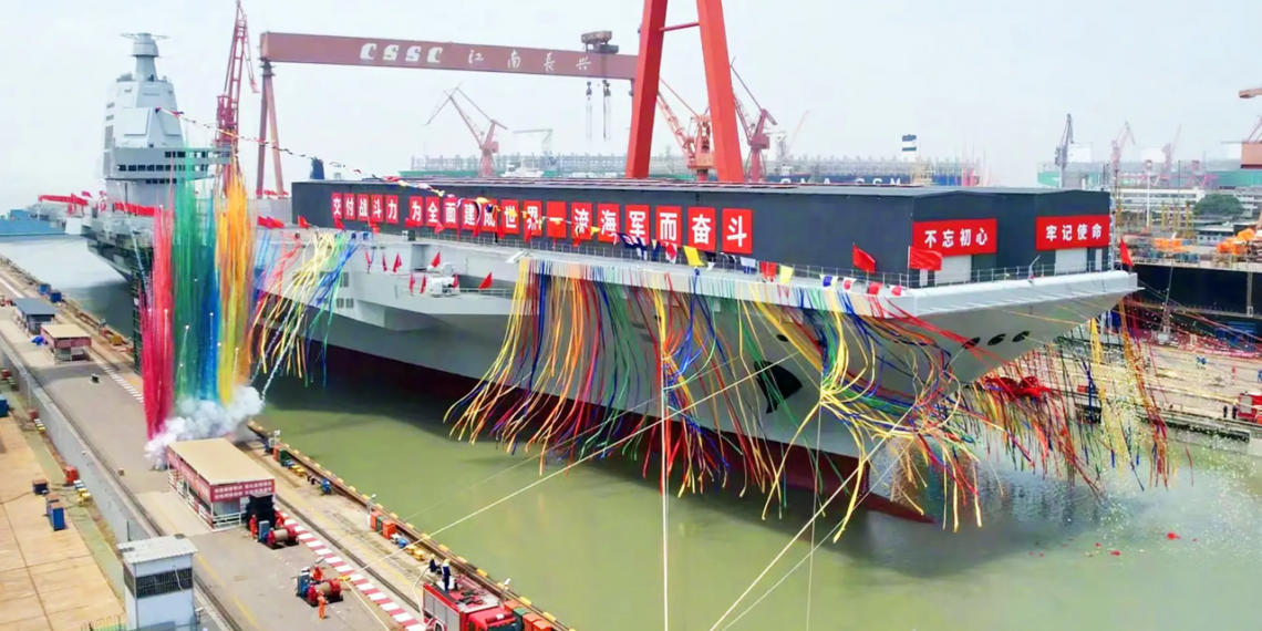 中国第三艘航空母舰下水 命名“福建舰”