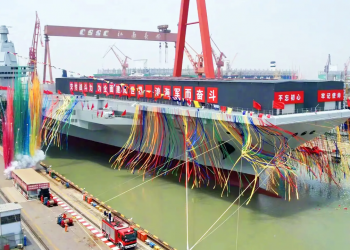 中国第三艘航空母舰下水 命名“福建舰”