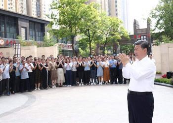 习近平：实践证明，党中央确定的疫情防控方针政策是正确的、有效的，必须毫不动摇坚持