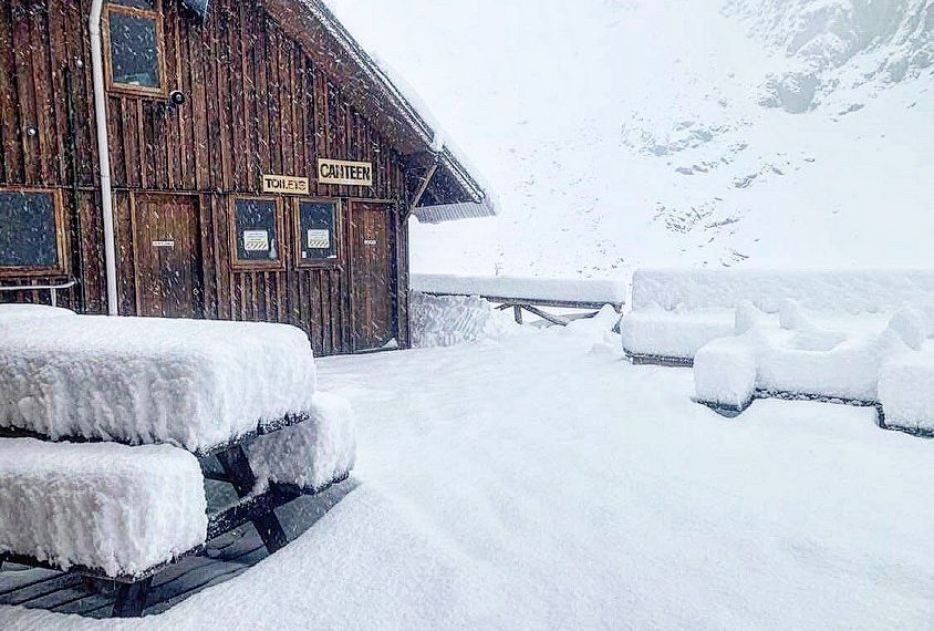 滑雪季真的到来了!皇后镇滑雪场首次降雪