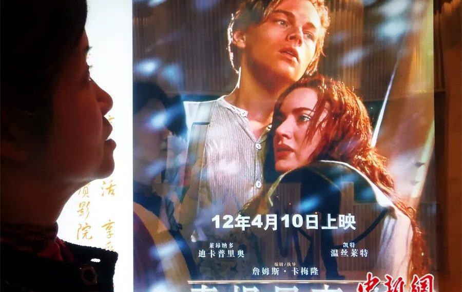 （东西问）施万克：泰坦尼克号沉没110周年，一块木板承载了怎样的荣辱浮沉？
