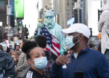 全球累计确诊近5.3亿例 美近半数人口仍处社区传播中高风险区