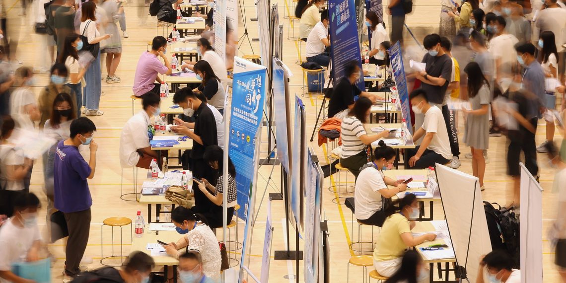 中国公示18个新职业信息 “机器人工程技术人员”“碳汇计量评估师”“民宿管家”等在列