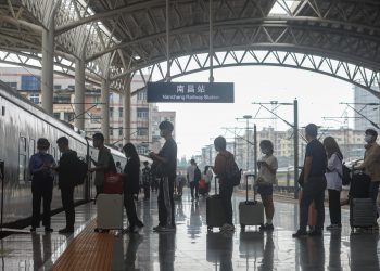 中国“八纵八横”铁路公路大城市覆盖率逾95%