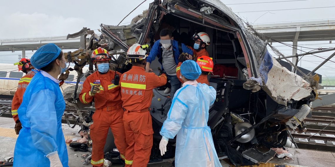 中国贵州一列车脱线 1死8伤