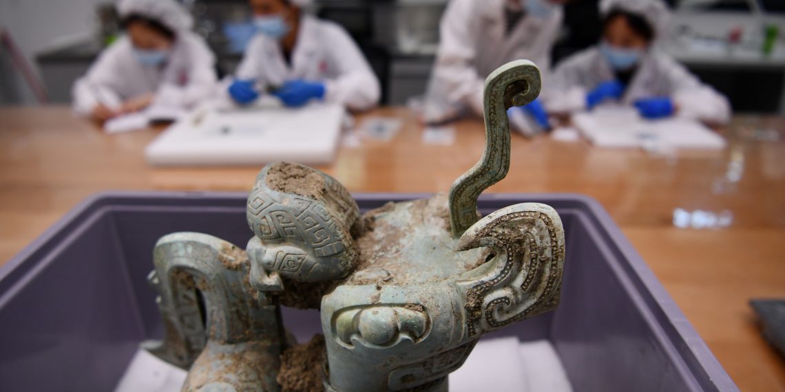 三星堆新出土铜神兽、神坛或可与网红“奇怪”青铜器“合体”