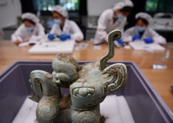 三星堆新出土铜神兽、神坛或可与网红“奇怪”青铜器“合体”