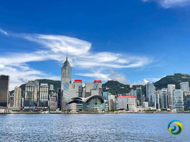 习近平乘专列抵达香港 林郑月娥等迎接