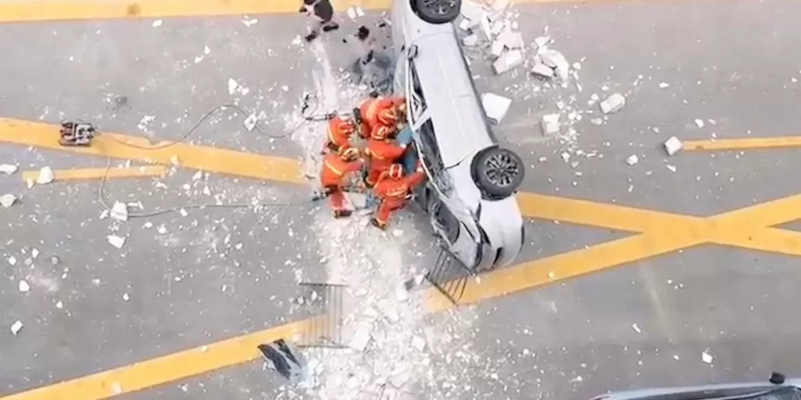 上海一辆蔚来测试车从高处坠下两名试车员身亡