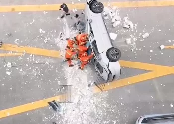上海一辆蔚来测试车从高处坠下两名试车员身亡