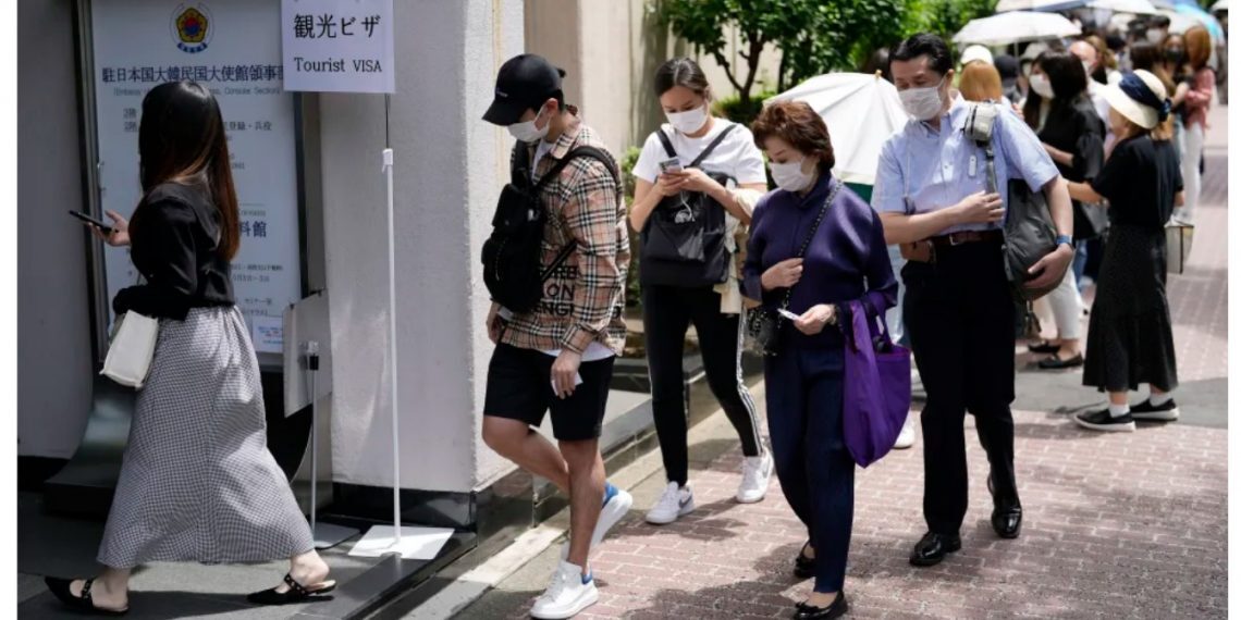 韩国重启旅游签证 日本游客排长队申请