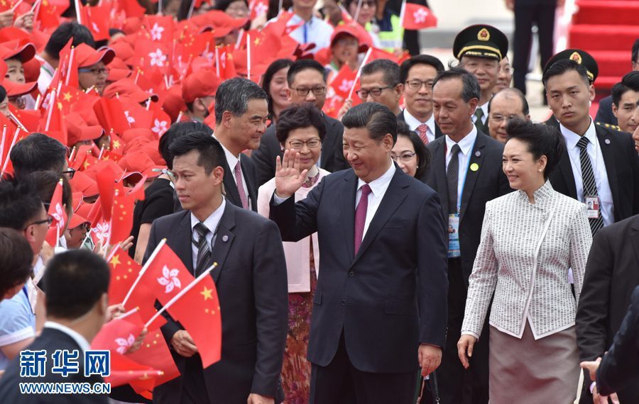 习近平乘专列抵达香港　林郑月娥等迎接