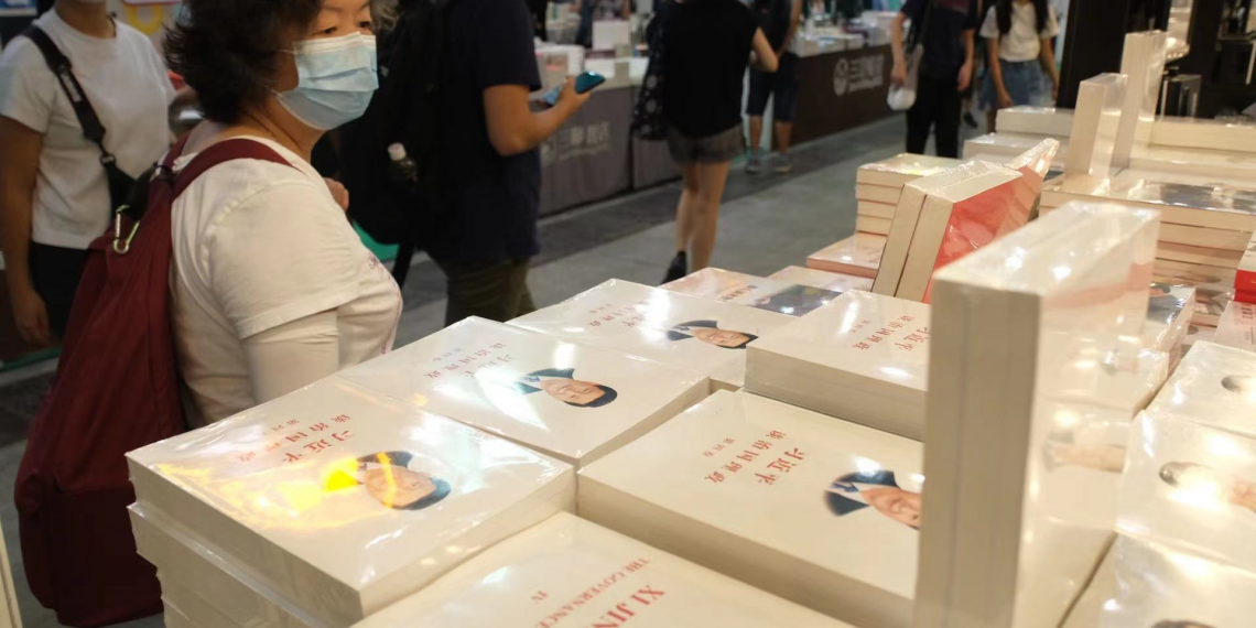 《習近平談治國理政》第四卷首次亮相香港書展　市民駐足閱讀