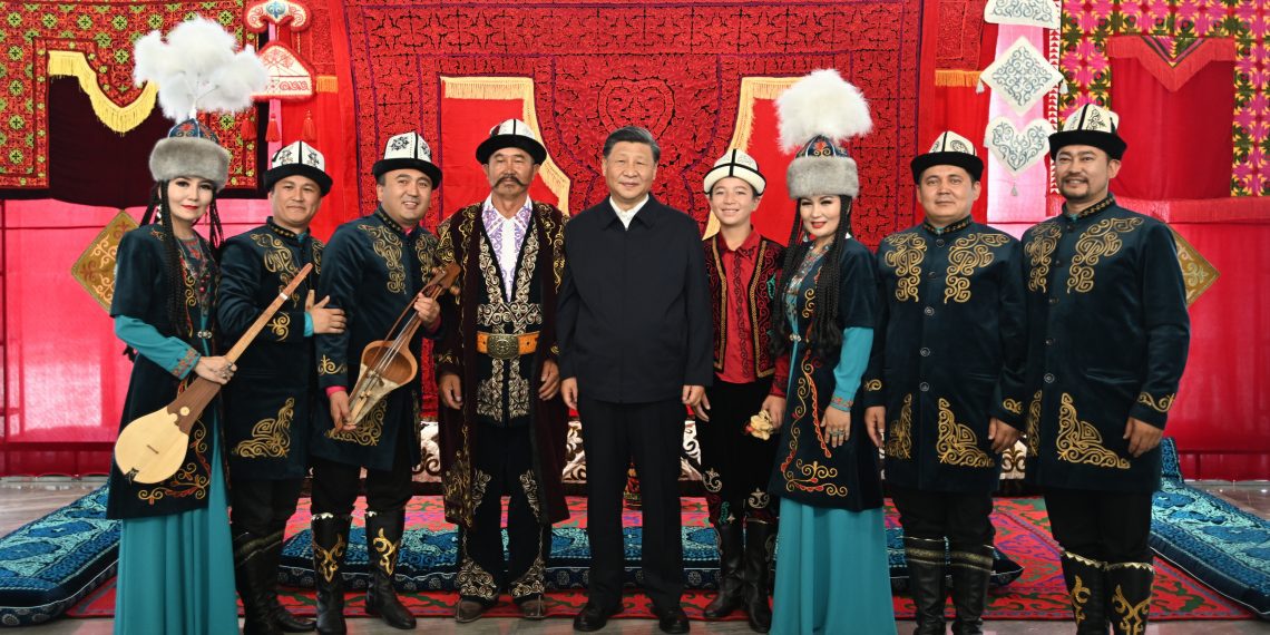 习近平在新疆考察时强调 完整准确贯彻新时代党的治疆方略