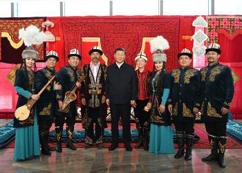 习近平在新疆考察时强调 完整准确贯彻新时代党的治疆方略