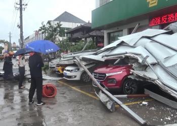 河北石家庄一牌楼顶冠坠落致8人遇难