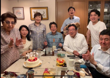 安倍晋三卸任660天：从未远离政治，倒在拉票途中