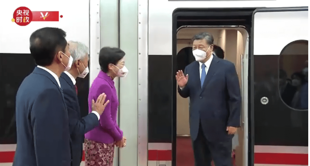 习近平步出车厢 受到香港各界人士热烈欢迎（独家视频）