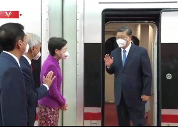 习近平步出车厢 受到香港各界人士热烈欢迎（独家视频）