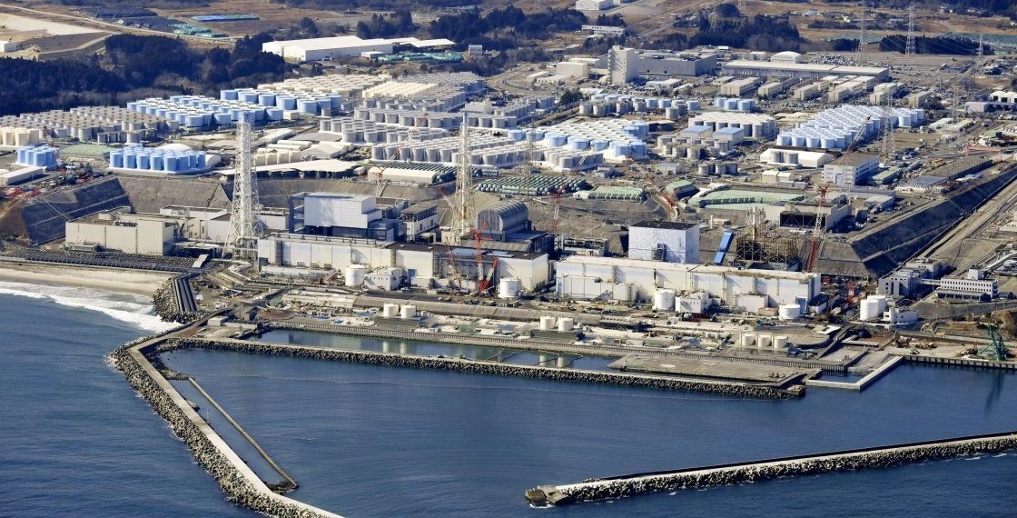这张共同社提供的照片显示的是2022年2月13日拍摄的日本福岛第一核电站和核污水储水罐。
