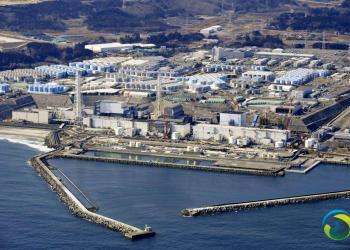 这张共同社提供的照片显示的是2022年2月13日拍摄的日本福岛第一核电站和核污水储水罐。