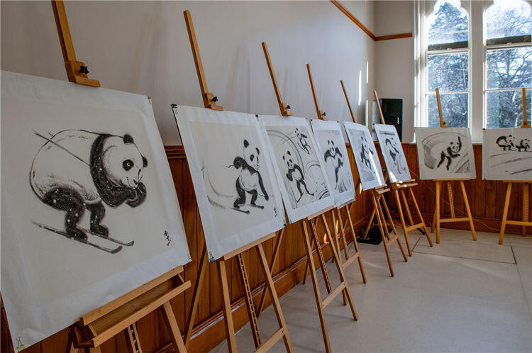 “冰雪艺缘”巡展新西兰 “冬奥熊猫”滑进南岛基督城