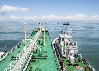 台湾海峡首艘大型巡航救助船在泉州海域巡查金门供水管道安全