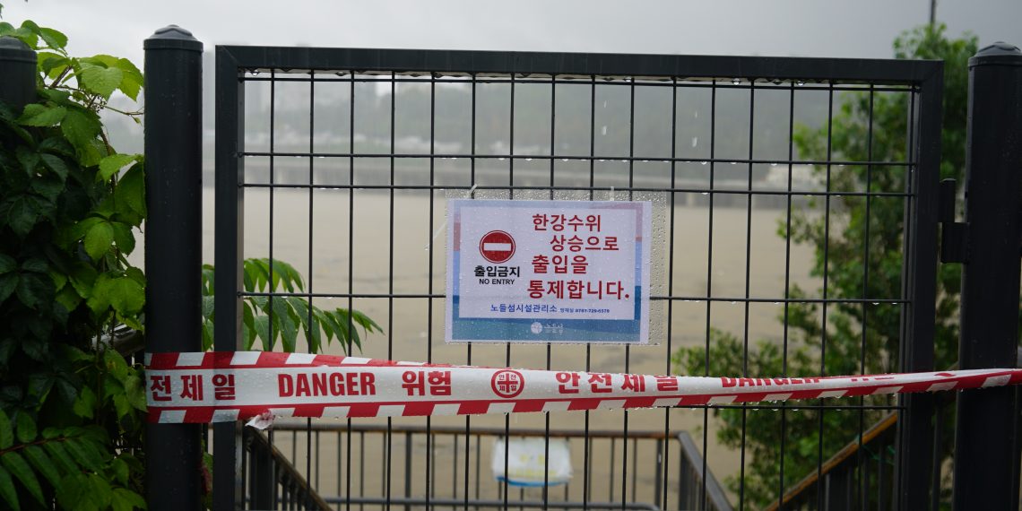 韩国暴雨成灾致12死7失踪近6000人紧急避险