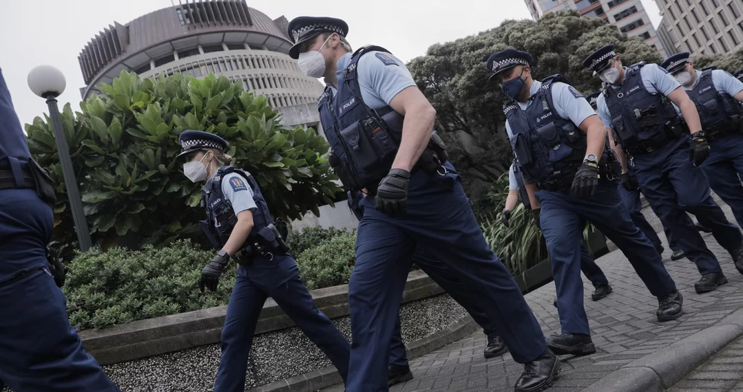 惠灵顿再发生大规模反政府抗议活动 大批警察现场戒备