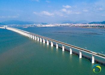 中国首条跨海高铁全线铺轨贯通