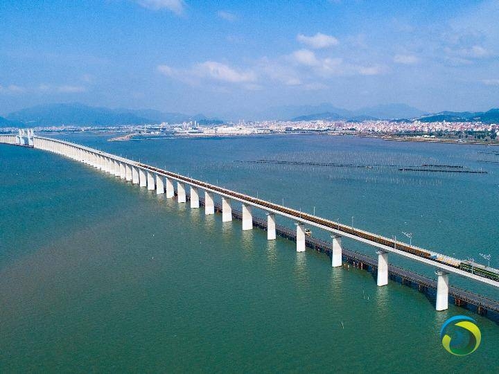 中国首条跨海高铁全线铺轨贯通