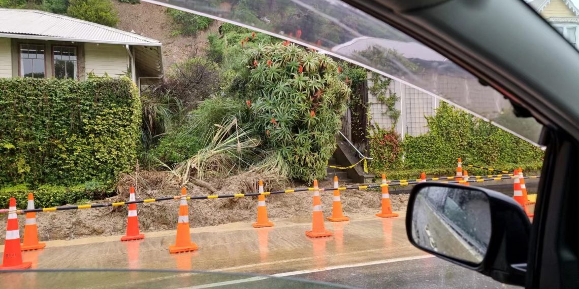 新西兰:“大气层河流”在全国爆发,洪水已导致多条河流泛滥(图+视频)